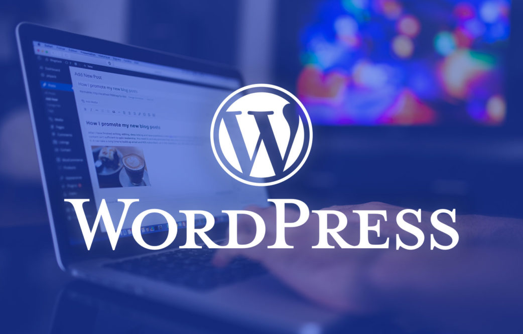 Интерфейсът за управление на блогове на WordPress се показва на екрана на лаптопа, като логото на WordPress се наслагва отпред.